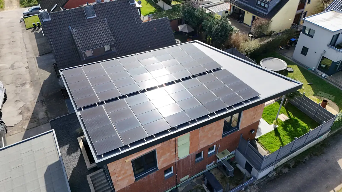 PV-Anlage mit Vollbelegung auf einem Flachdach in Aachen-Eilendorf, 35,28 kWp