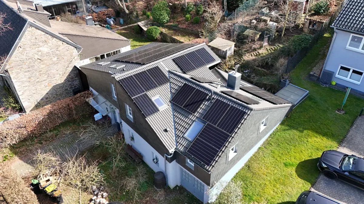 Solaranlage mit Moduloptimierern auf einem Satteldach in Aachen, 17,6 kWp