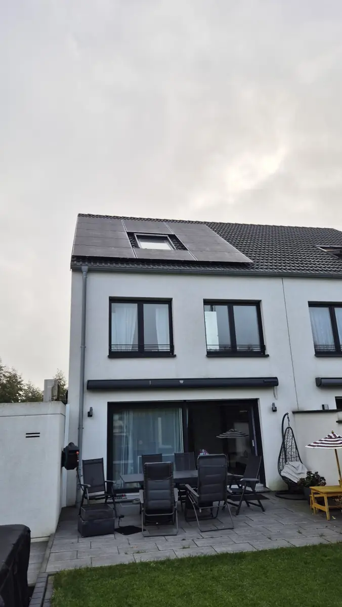 Fullblack-Solarmodule auf dem Satteldach eines Reihenhauses in Meerbusch