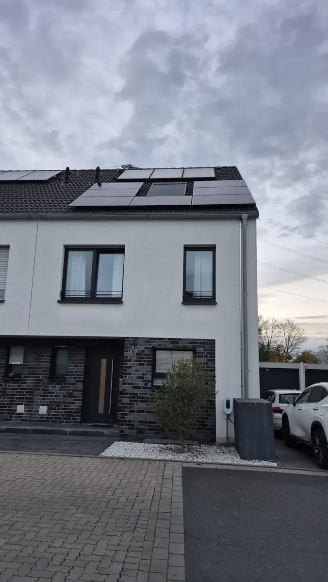 PV-Anlage mit Wallbox zum Laden eines E-Autos an einem Reihenhaus in Meerbusch