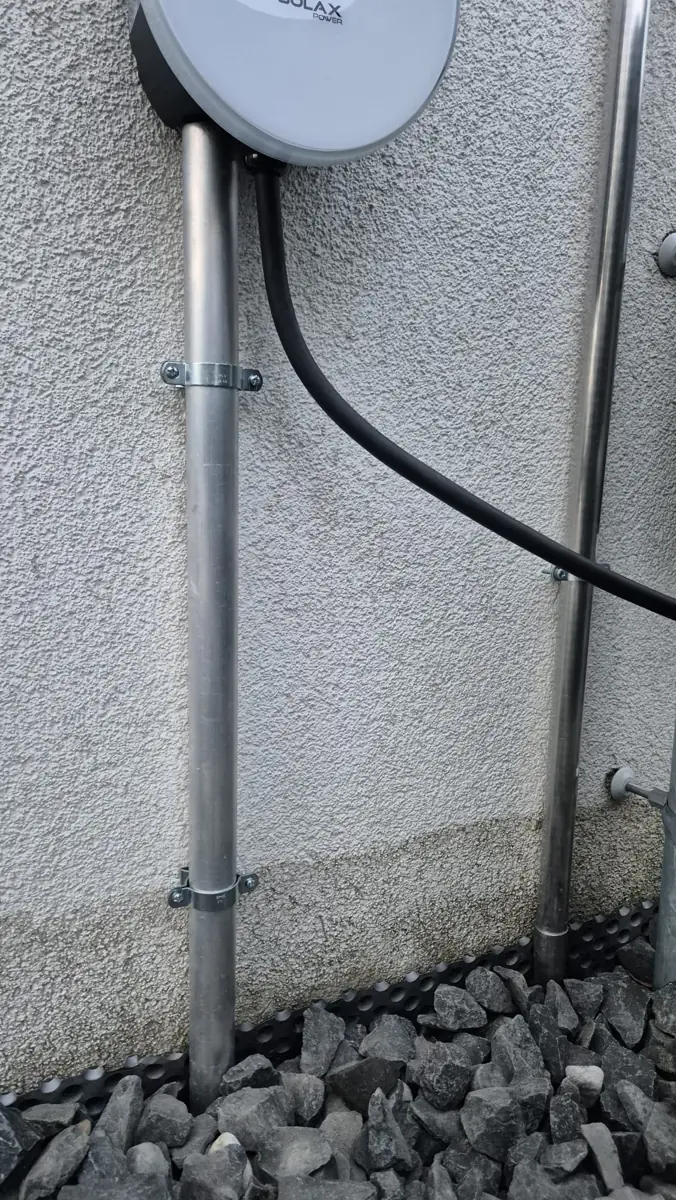 Saubere und wetterfeste Kabelführung an der Außenwand für eine Solaranlage in Meerbusch