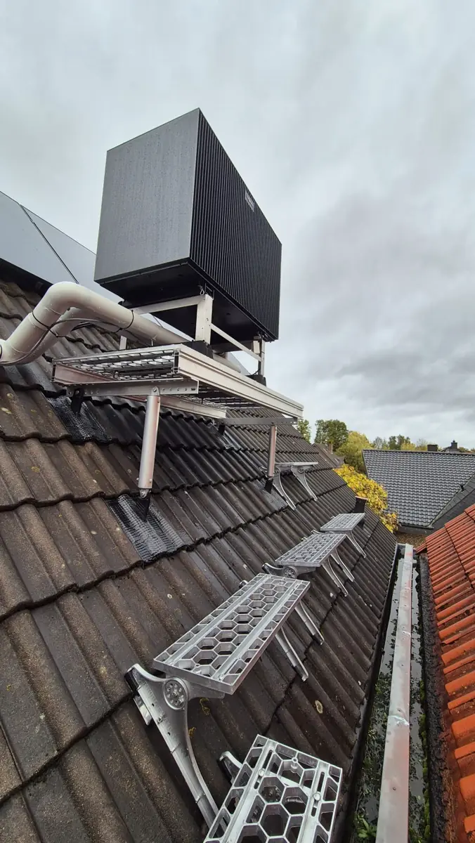 Luft-Wasser-Wärmepumpe auf einem Dach mit PV-Überschussnutzung in Alsdorf