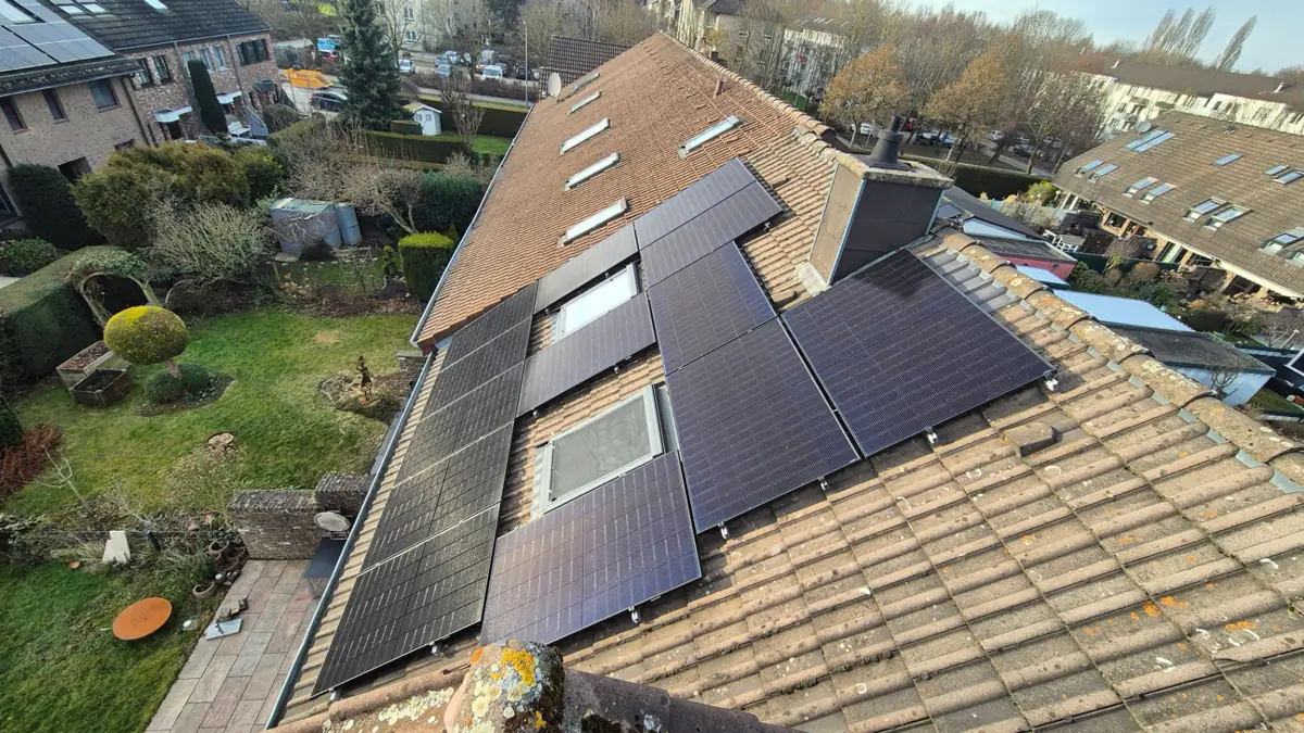 Solaranlage auf einem Satteldach mit Dachfenstern in Aachen-Brand, 6,2 kWp