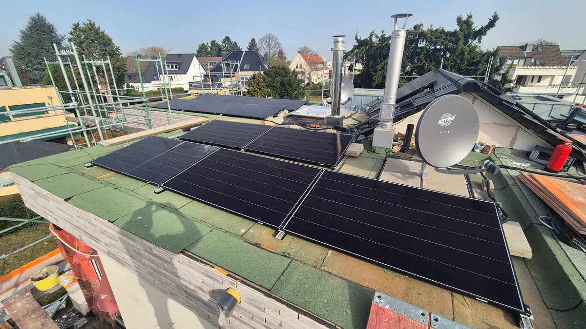Photovoltaikanlage mit Optimierern auf einem Flachdach in Meerbusch, 12,2 kWp