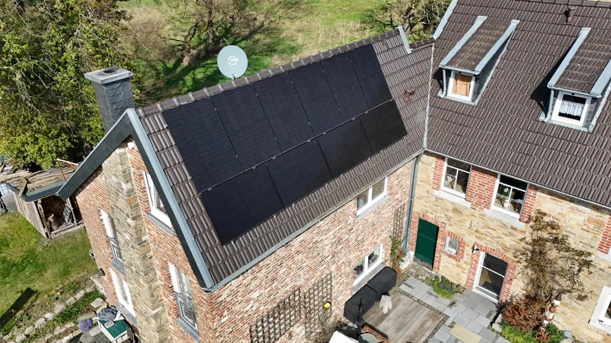 PV-Anlage mit Fullblack-Modulen auf einem denkmalgeschützten Satteldach in Aachen