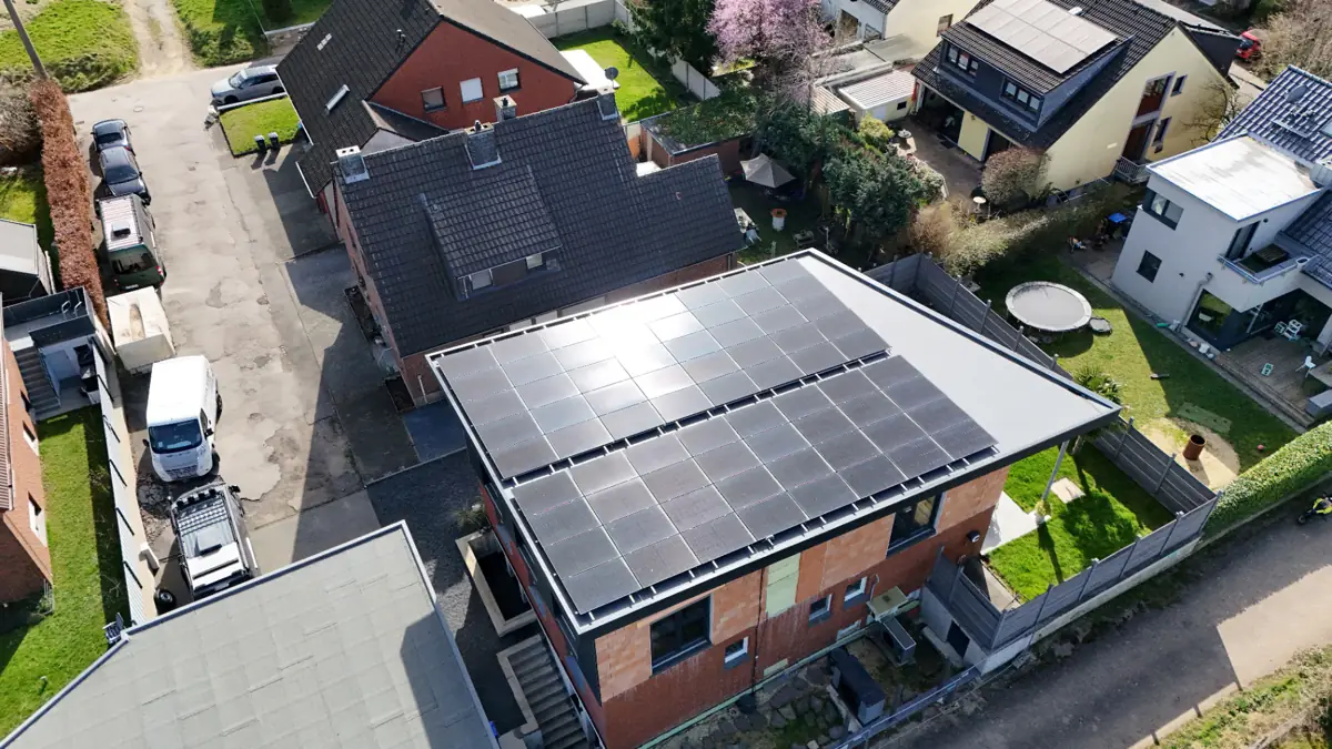 Photovoltaikanlage auf dem Flachdach eines Neubaus in Aachen-Eilendorf